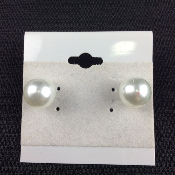 Jewelry - New White stud earrings
